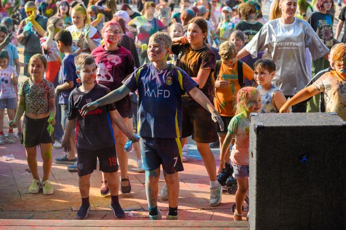 Фестиваль красок Holi Dance в Наташинском парке в Люберцах
