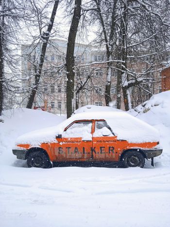 Автомобиль под снегом в одном из дворов Владимира