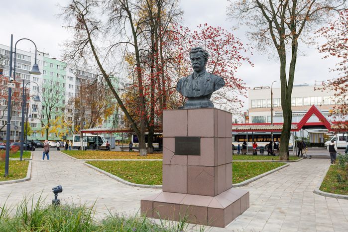 Памятник В. Ногину в Ногинске осенью