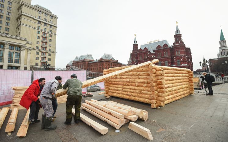 Монтаж инсталляций для фестиваля «Московская Масленица» на Манежной площади
