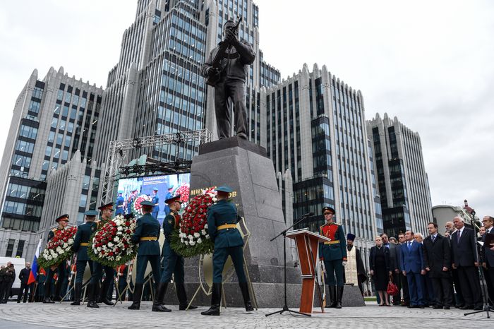 В Москве торжественно открыли памятник Михаилу Калашникову