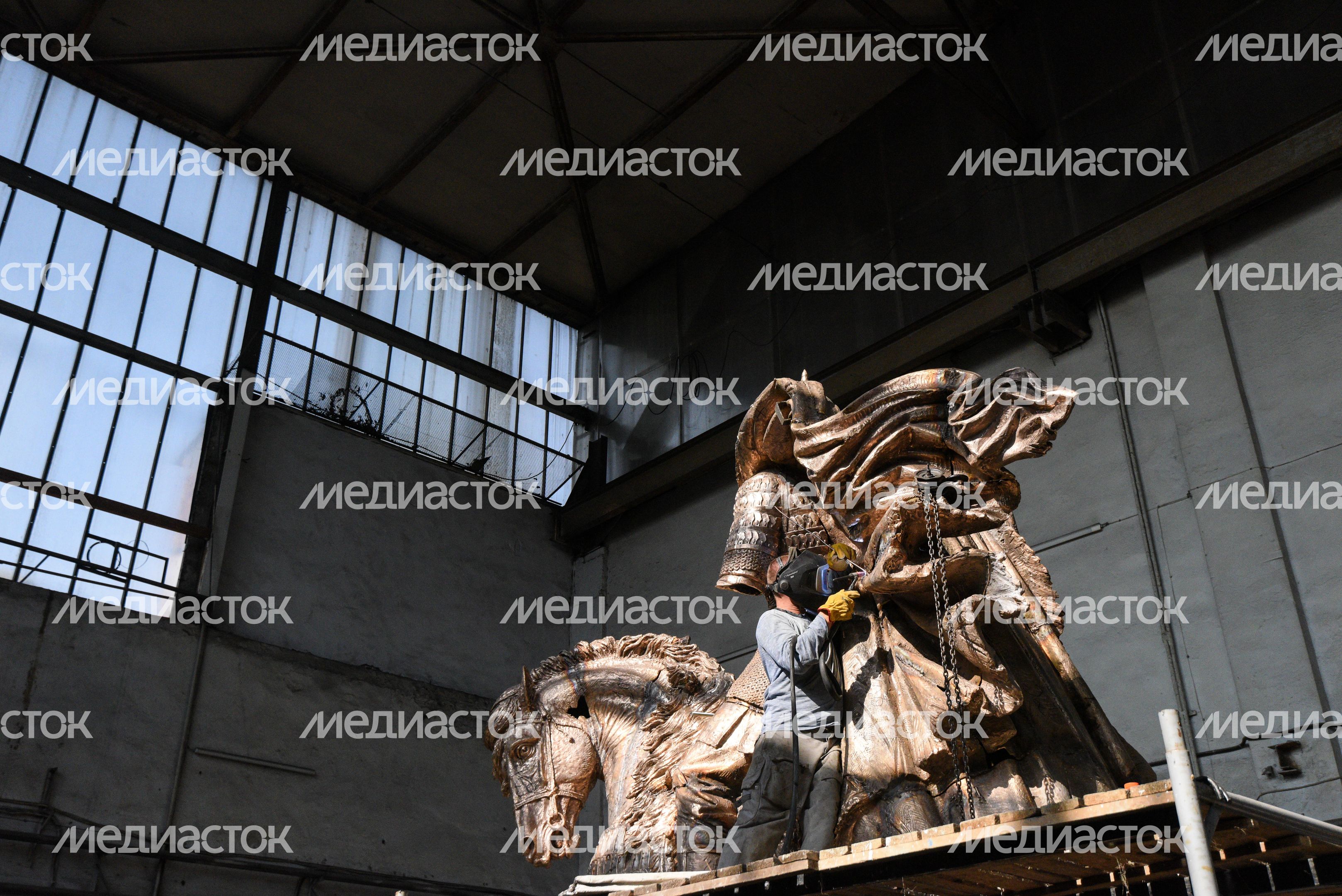 Сборка мемориала «Князь Александр Невский с дружиной» в Химках