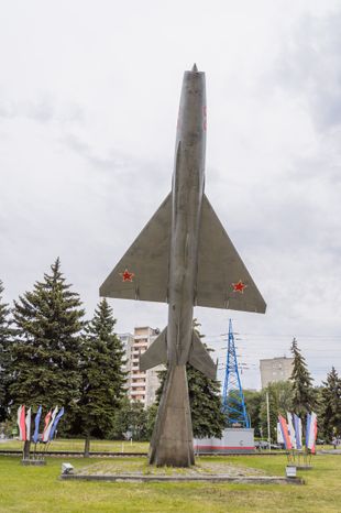 Памятник МиГ-21Ф-13