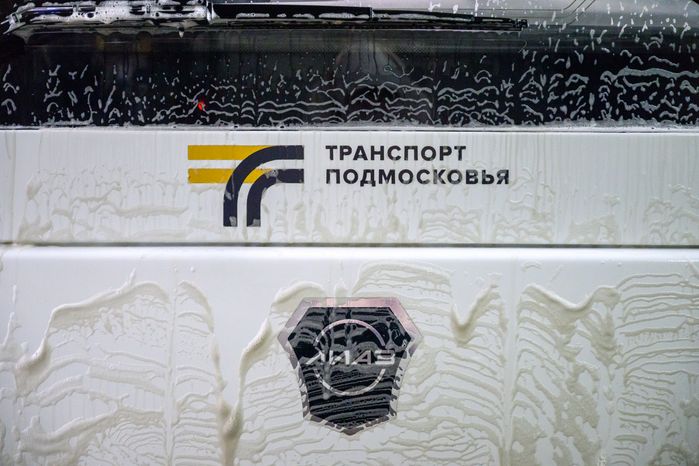 Мойка кузова автобуса перед отправлением в рейс