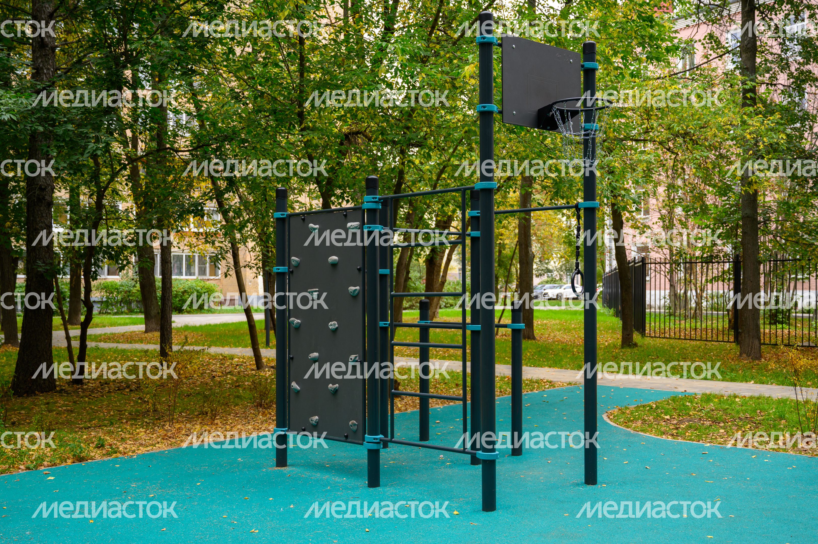 Спортивная площадка в сквере на улице Крупешина в Балашихе Спортивная площадка в сквере на улице Крупешина в Балашихе