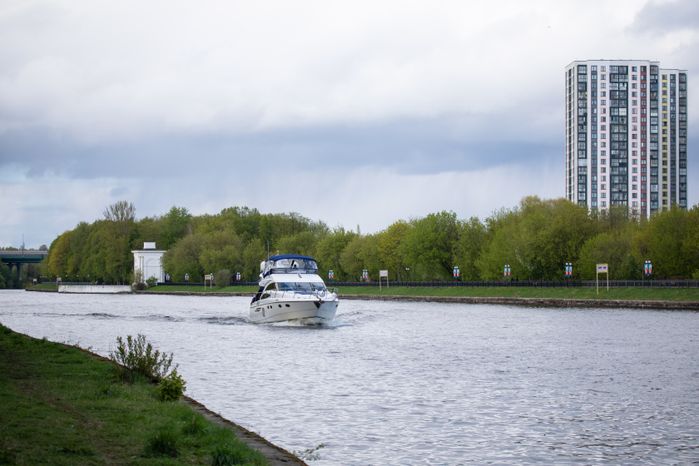 Катер на Химкинском водохранилище в Подмосковье