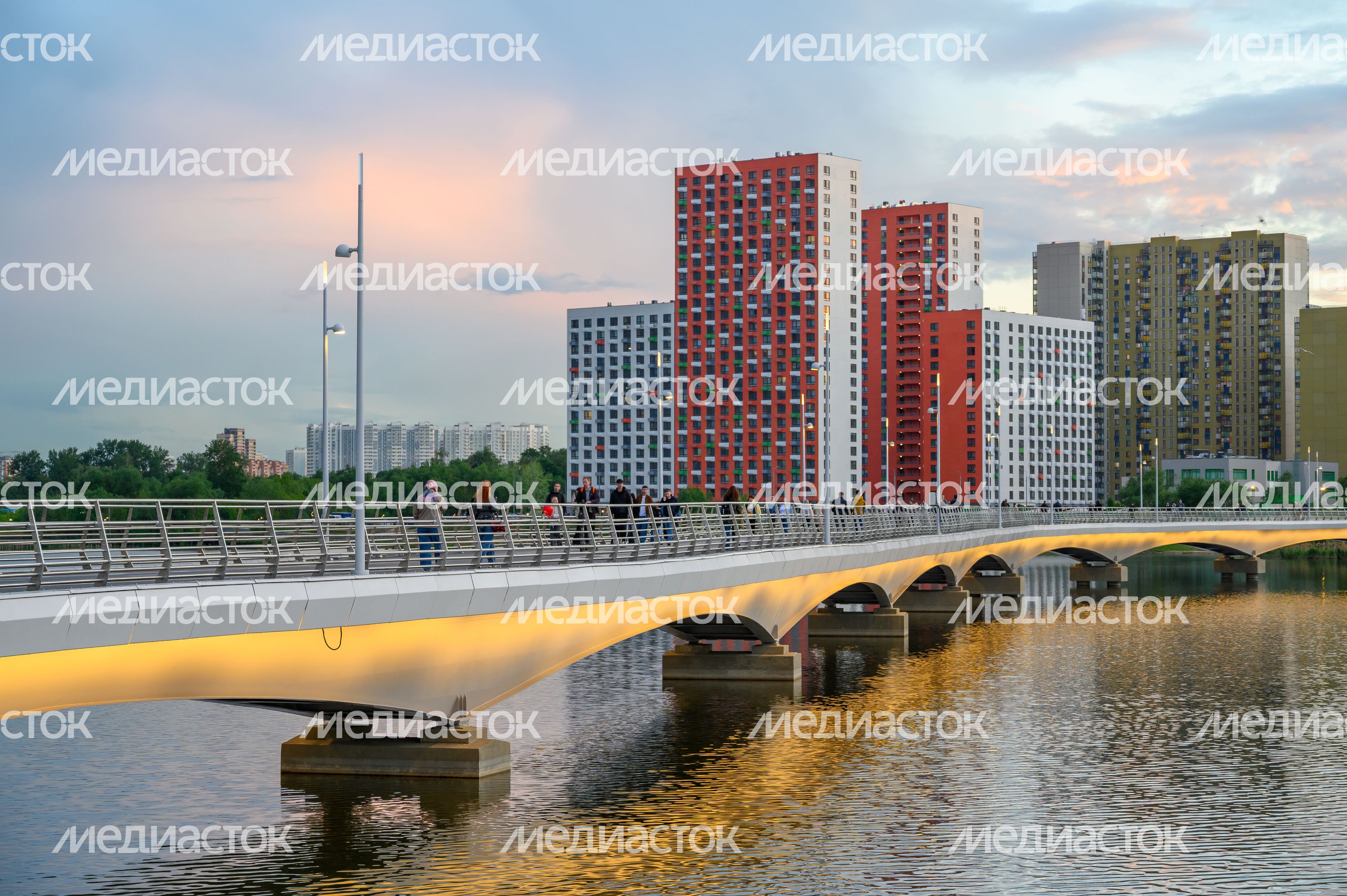Пешеходный мост через озеро Черное соединил микрорайон Зенино в Люберцах и Некрасовку в Москве Пешеходный мост через озеро Черное соединил микрорайон Зенино в Люберцах и Некрасовку в Москве