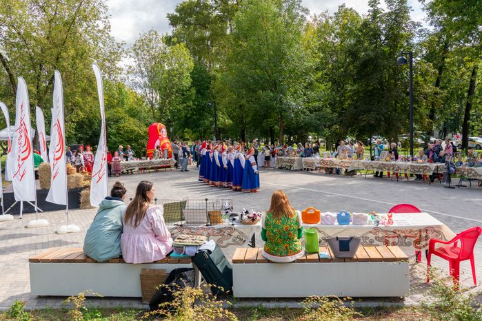 Народные творческие коллективы выступили на празднике Яблочного Спаса в Яблоневом сквере Красногорска