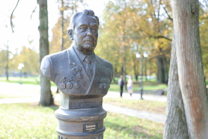 Бюст Леонида Брежнева в Аллее правителей в усадьбе Татищева под Солнечногорском