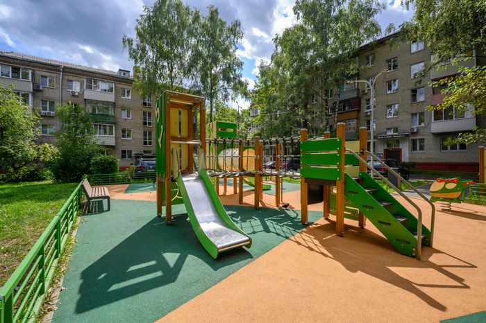 Детская площадка во дворе дома 3 на улице Гагарина в Реутове после благоустройства