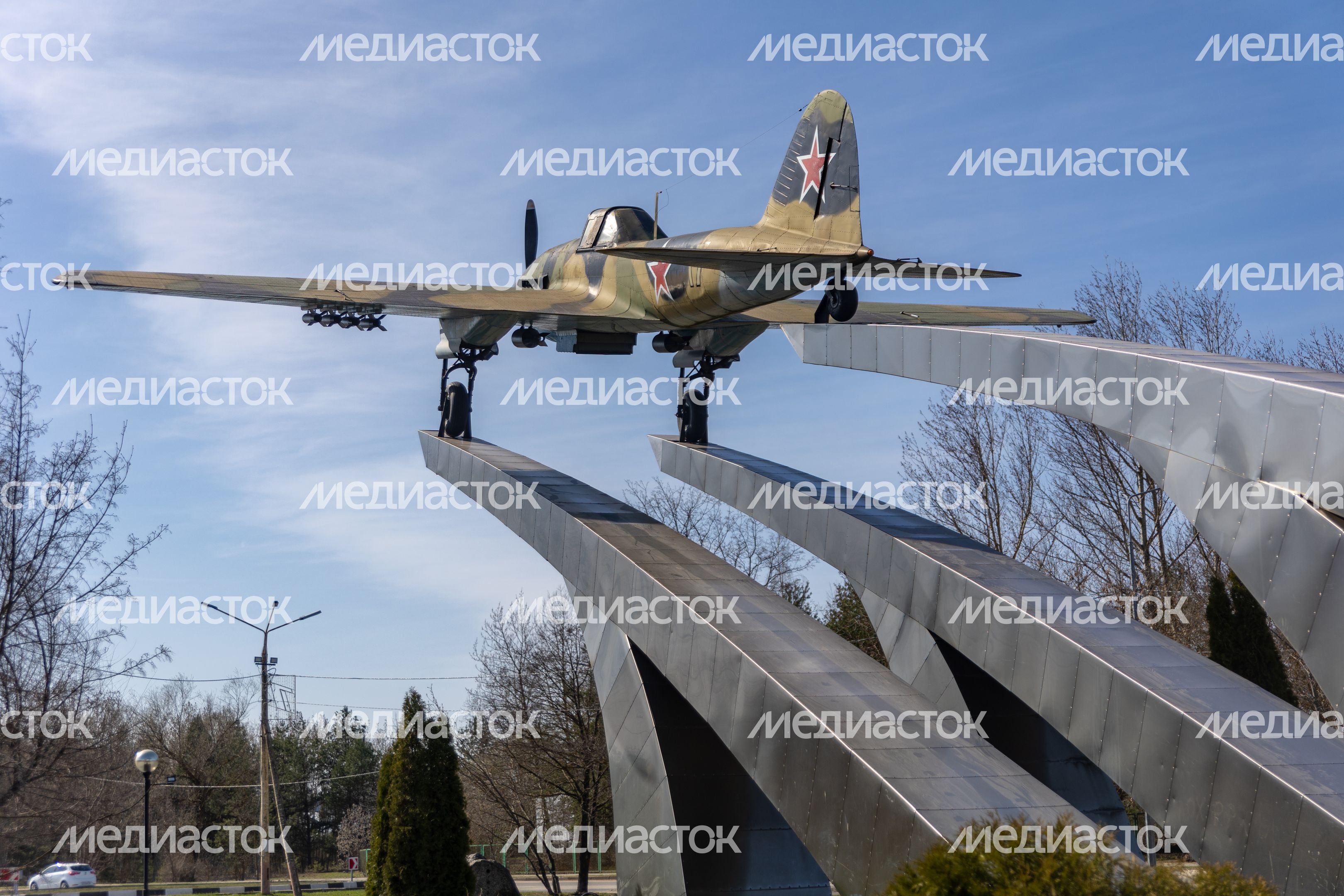 Памятник самолету Ил-2 Памятник самолету Ил-2