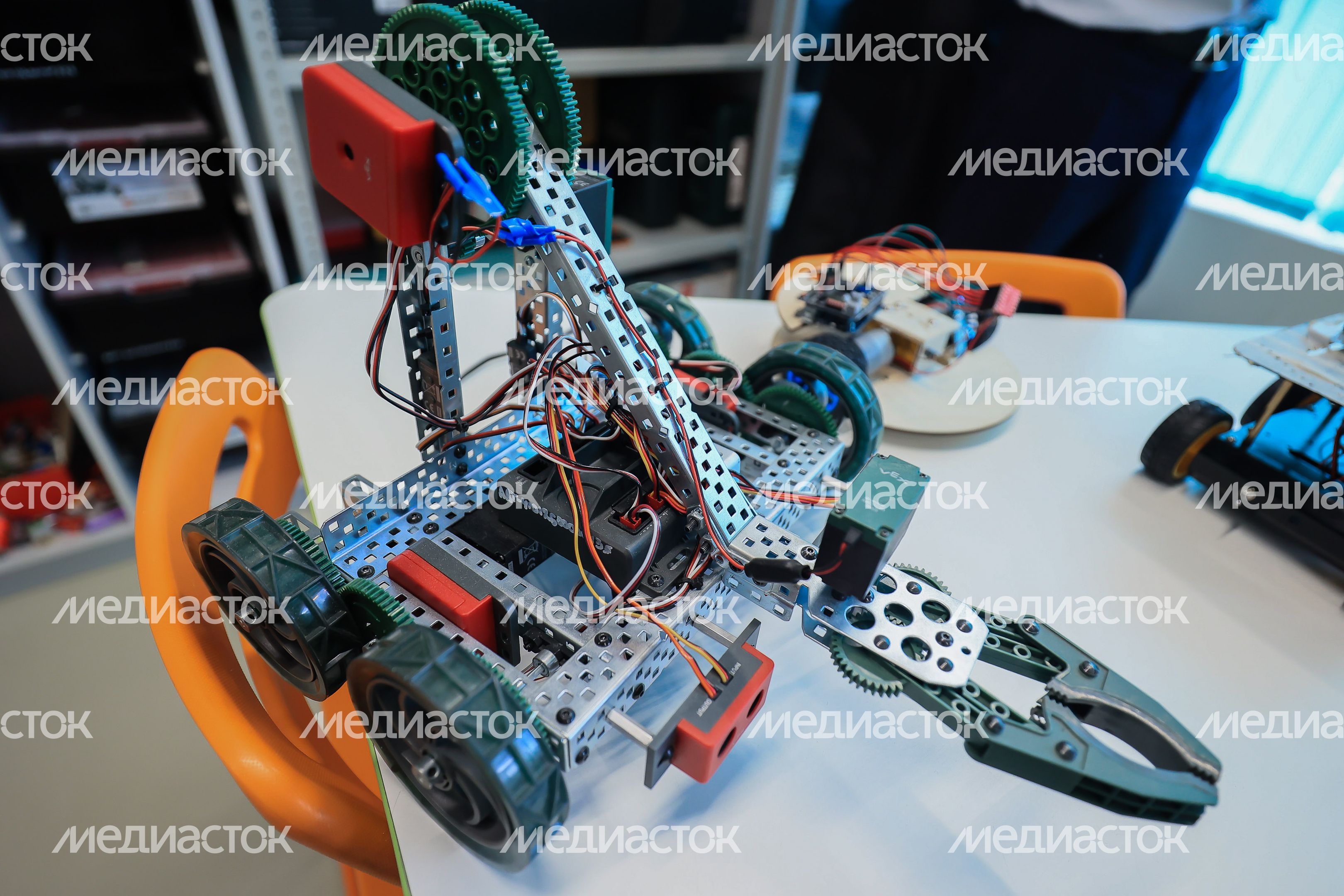 Представление учащимися «Изобретариума» своих разработок Губернатору Подмосковья