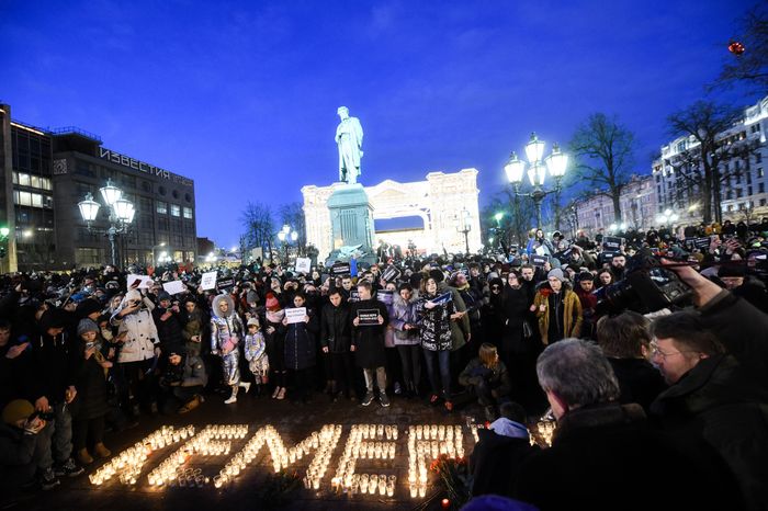 Акция в память о погибших в Кемерове на Пушкинской площади в Москве