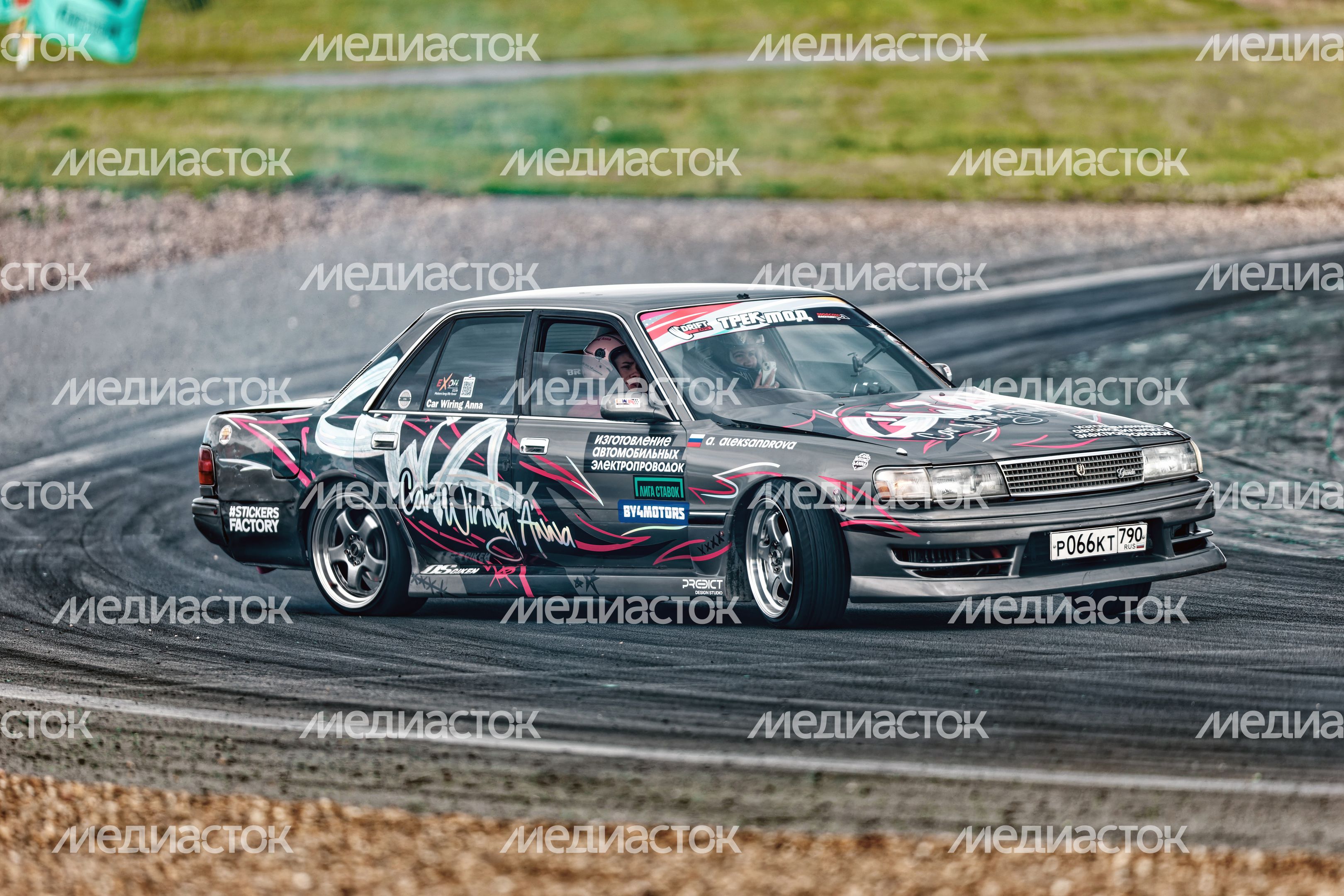 Дрифт-гонка автомобилей по автодрому Moscow Raceway на фестивале «Дрифт Экспо» в Волоколамске Дрифт-гонка автомобилей по автодрому Moscow Raceway на фестивале «Дрифт Экспо» в Волоколамске