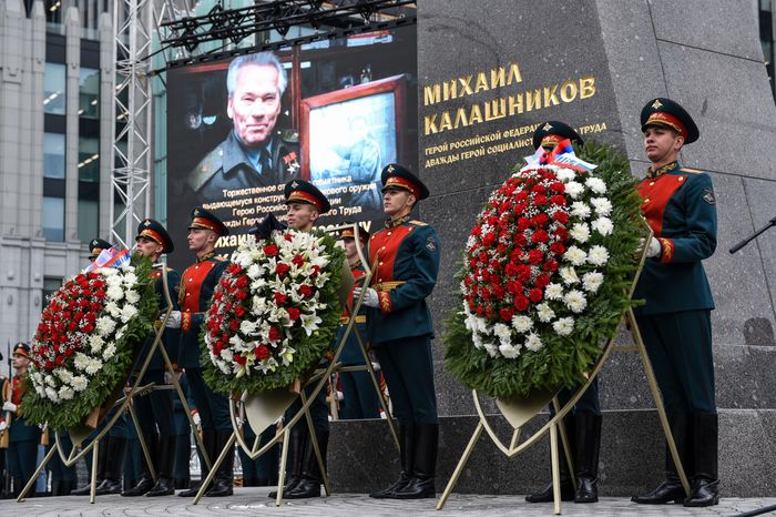 В Москве торжественно открыли памятник Михаилу Калашникову