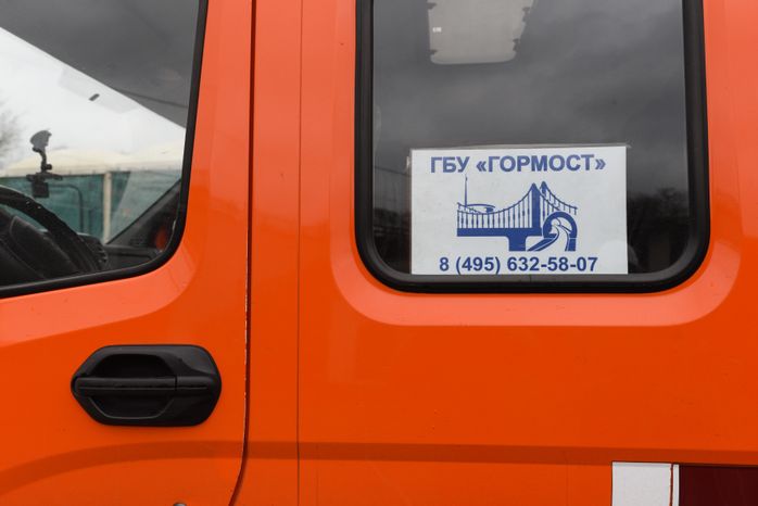 Процесс обработки гранитного камня специалистами ГБУ «Гормост» для облицовки стен подземных пешеходных переходов в Москве