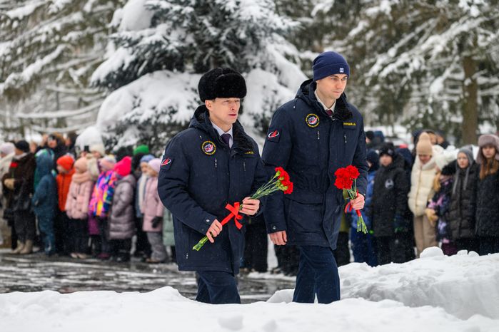 Космонавты Сергей Рыжиков и Алексей Зубрицкий возложили цветы к памятнику Ю. Гагарина в Звездном городке
