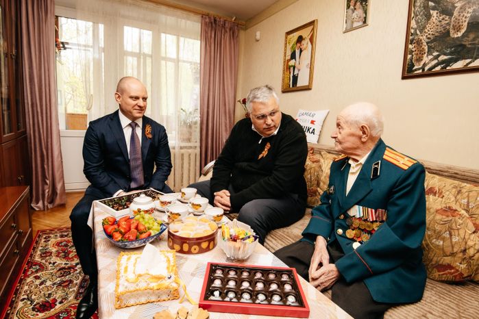 Кирилл Григорьев традиционно навестил ветерана Алексея Галютина в канун Дня Победы