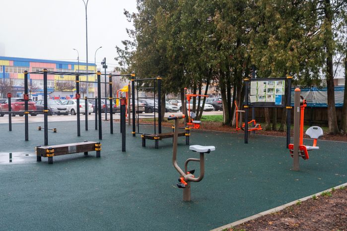 Спортивная площадка в парке «Питомник» в Серпухове осенью