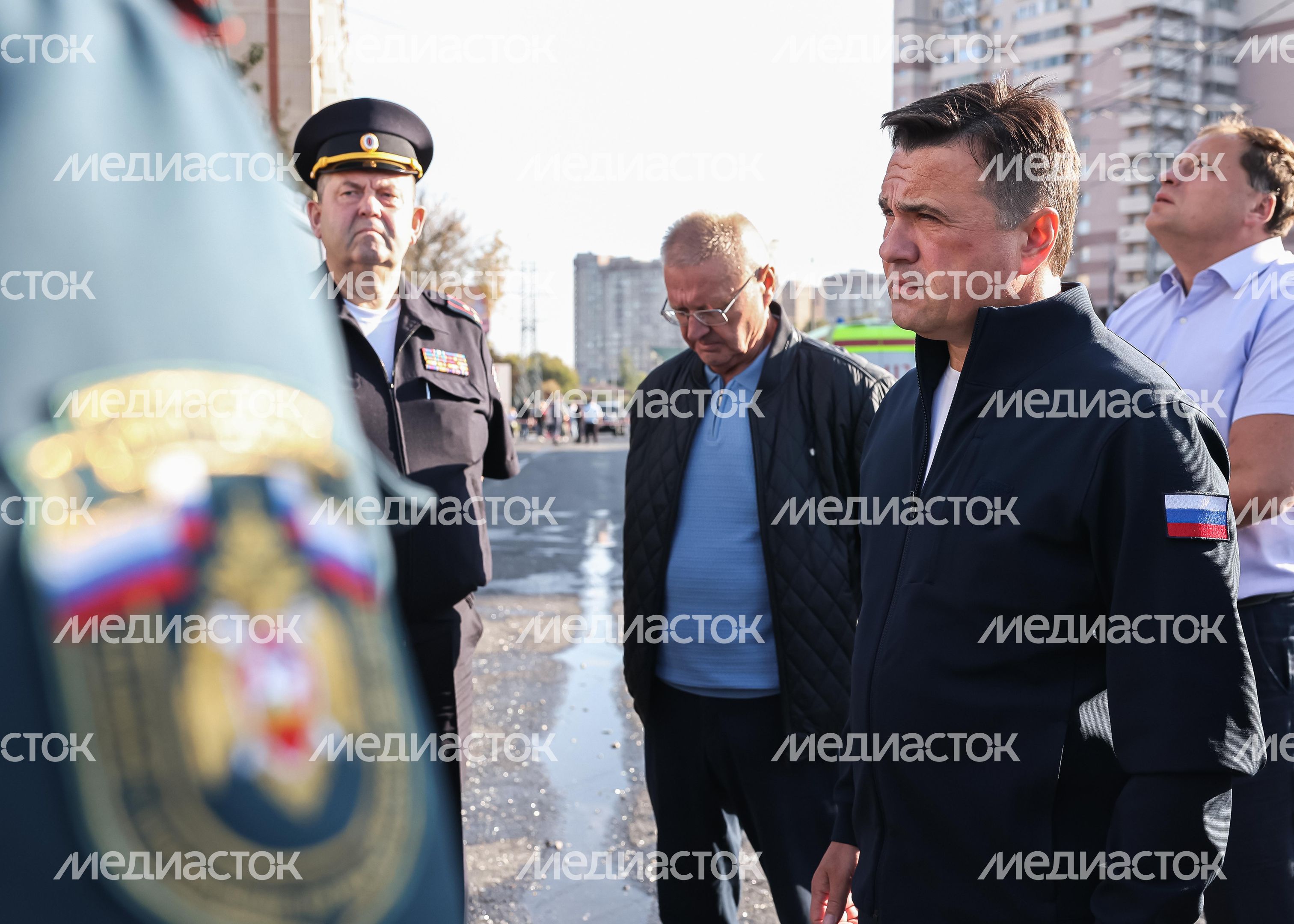 Андрей Воробьев встретился с жителями домов, поврежденных при атаке БПЛА Андрей Воробьев встретился с жителями домов, поврежденных при атаке БПЛА
