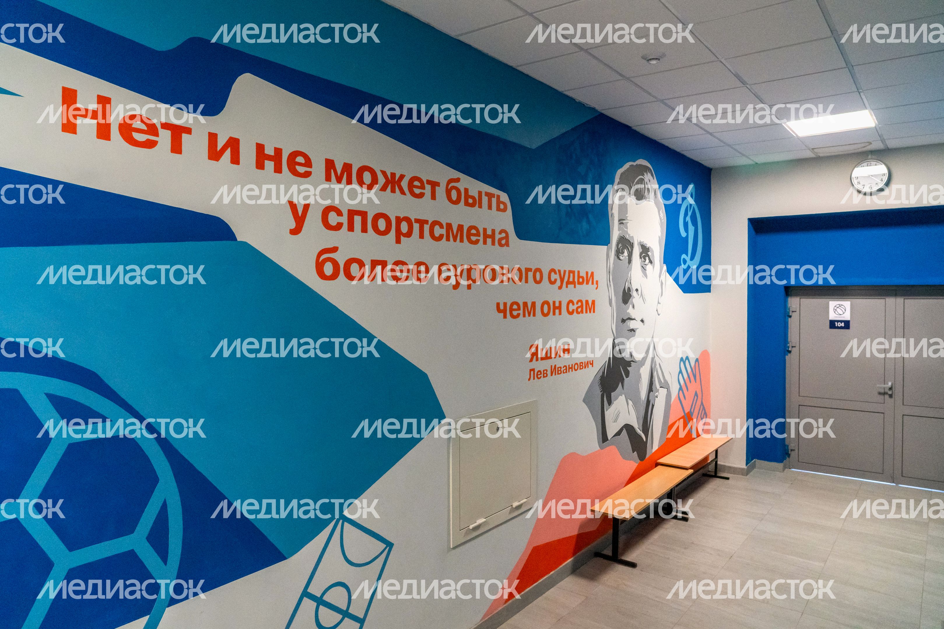 Роспись стен в коридоре Радумльского лицея-интерната в округе Солнечногорск после капитального ремонта