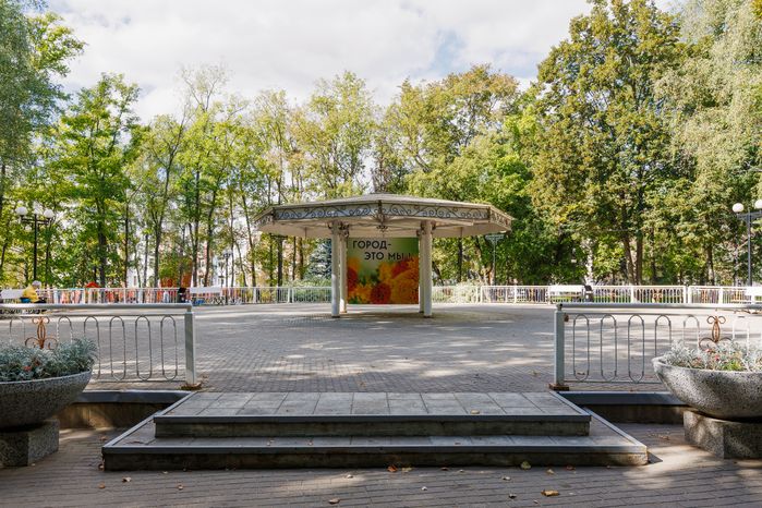 Сцена в Центральном парке культуры и отдыха в Лыткарино летом
