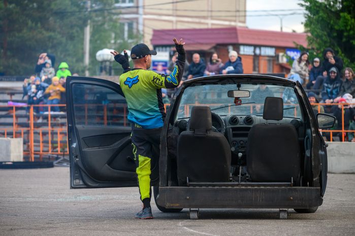 Невероятные трюки на автомобилях на шоу каскадеров в Чехове