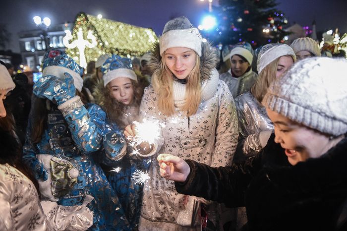 Парад Снегурочек в Москве