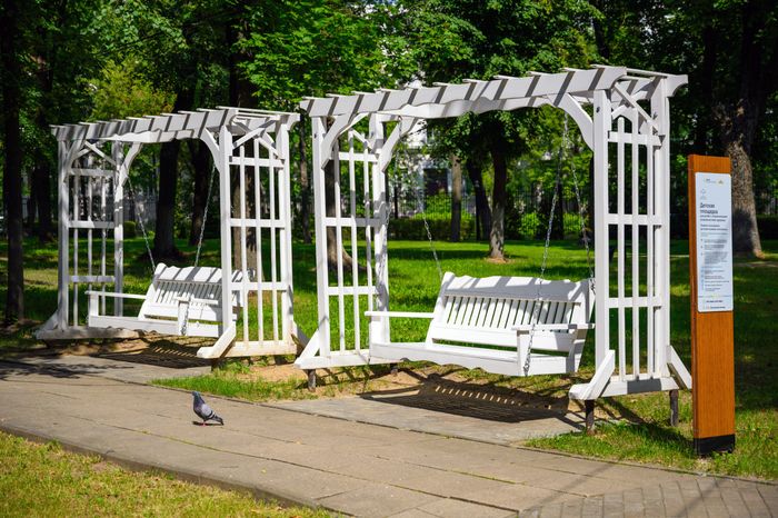 Качели в городском парке культуры и отдыха «Пегас» в Егорьевске