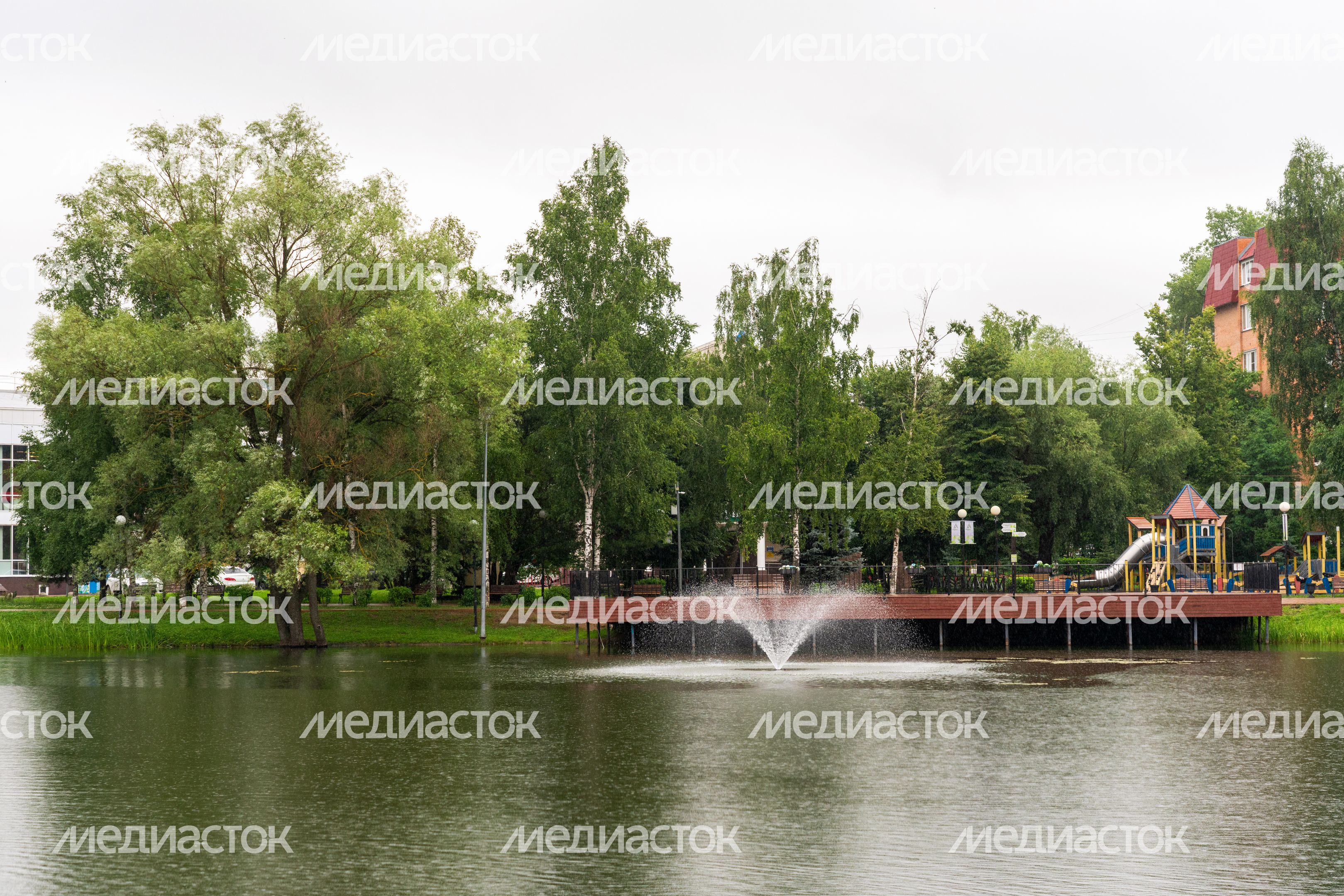 Дождь летом на набережной парка «Опалиховский пруд» Красногорска