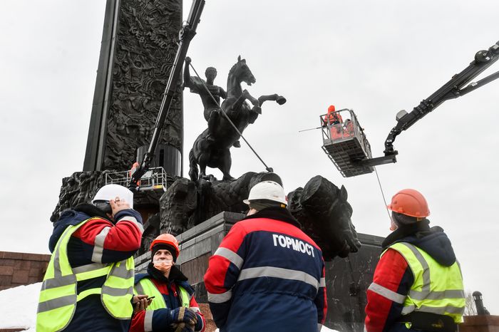 Промывка после зимы Монумента Победы на Поклонной горе в Москве