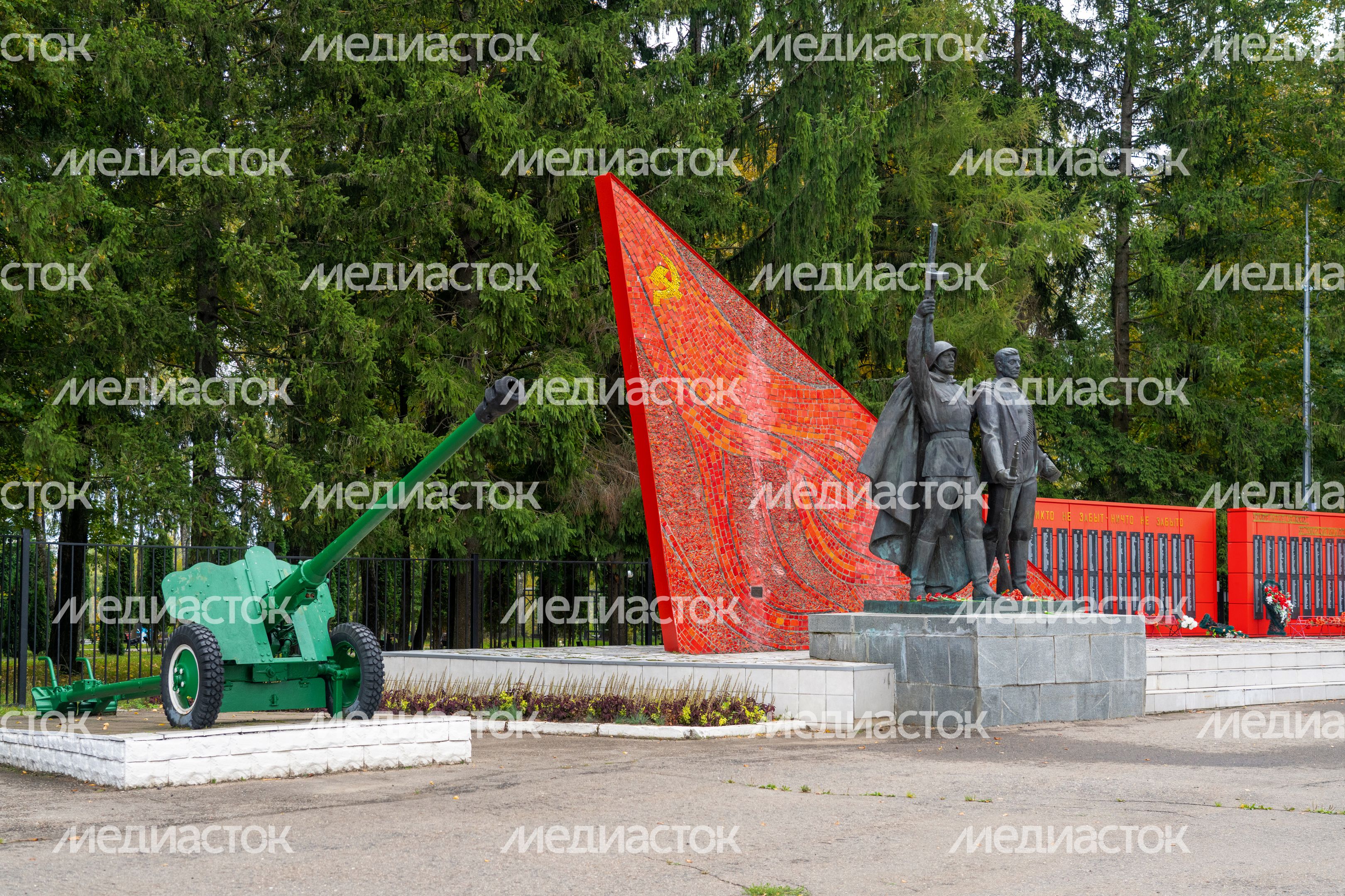 Мемориал погибшим в Великой Отечественной войне на аллее Славы в парке культуры и отдыха «Победа» в Талдоме Мемориал погибшим в Великой Отечественной войне на аллее Славы в парке культуры и отдыха «Победа» в Талдоме