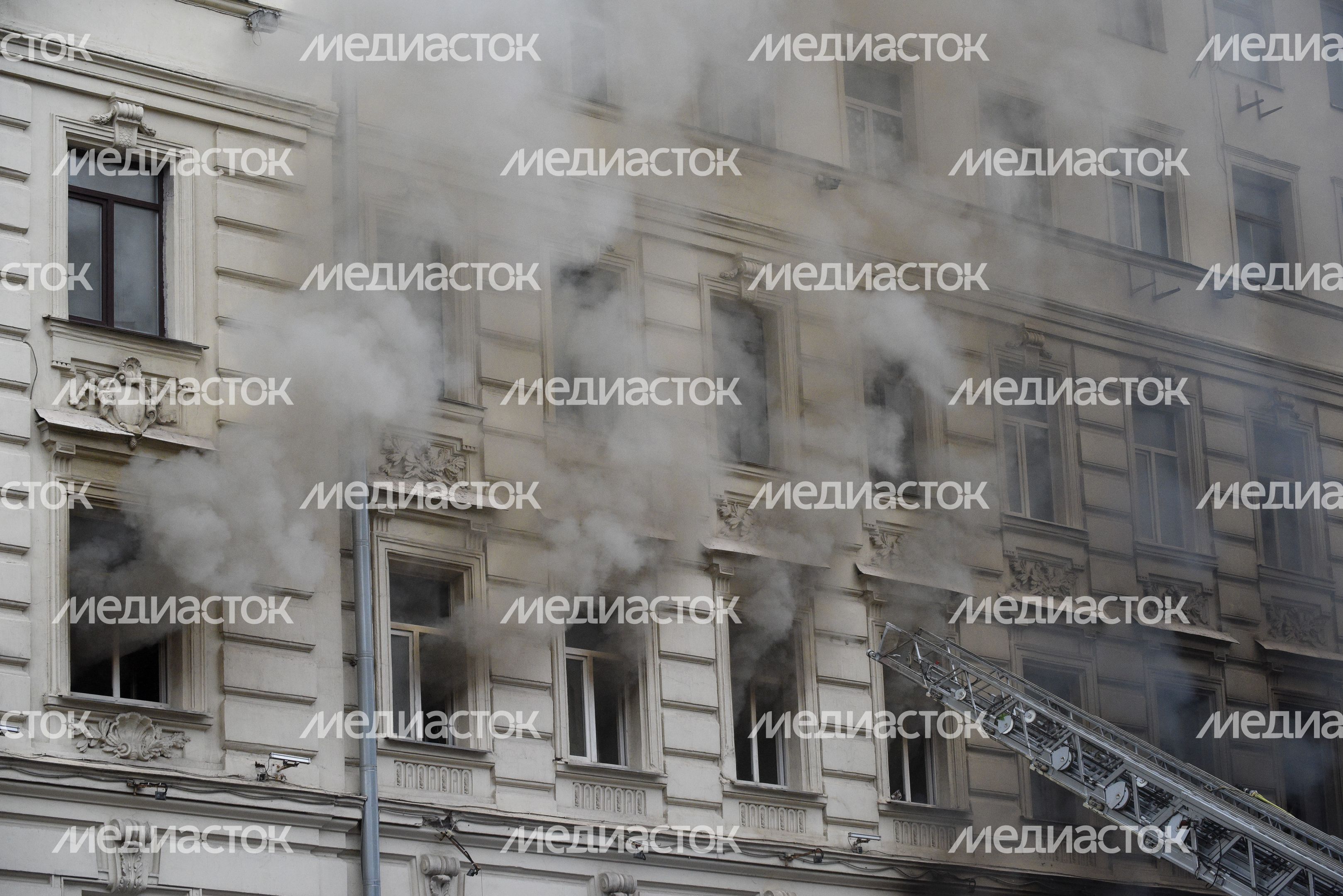 Пожар в реставрируемом здании на Тверской улице в Москве