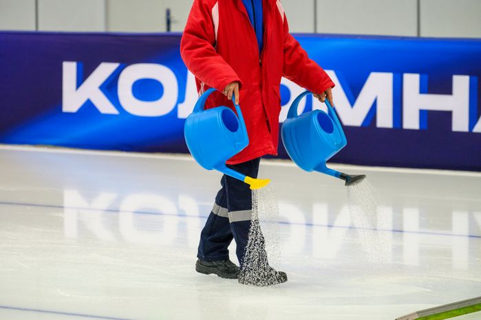 Заливка льда для Чемпионата России 2025 по конькобежному спорту в Коломне