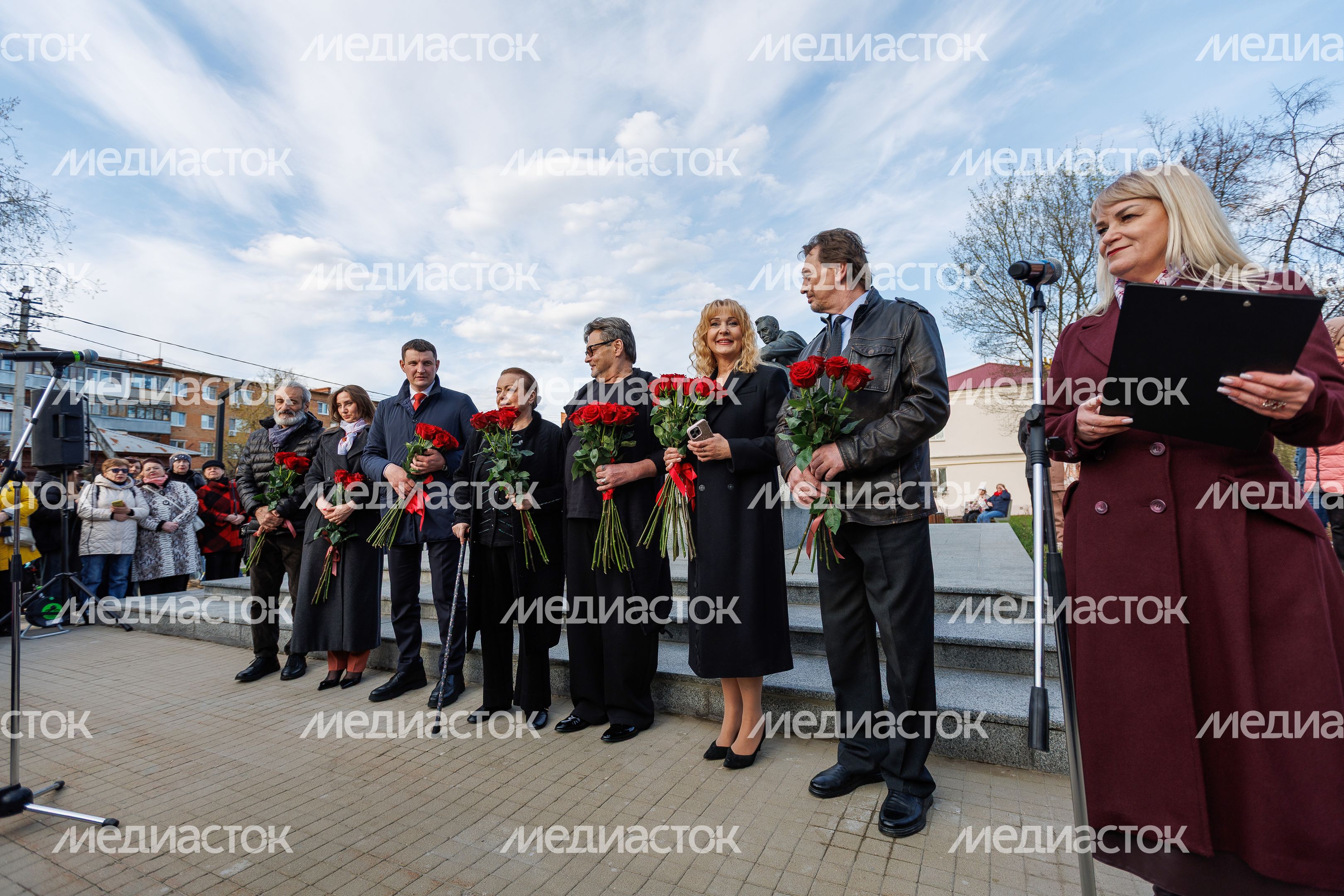 Открытие Международного кинофестиваля «17 мгновений…» у памятника Вячеславу Тихонову в Павловском Посаде Открытие Международного кинофестиваля «17 мгновений…» у памятника Вячеславу Тихонову в Павловском Посаде