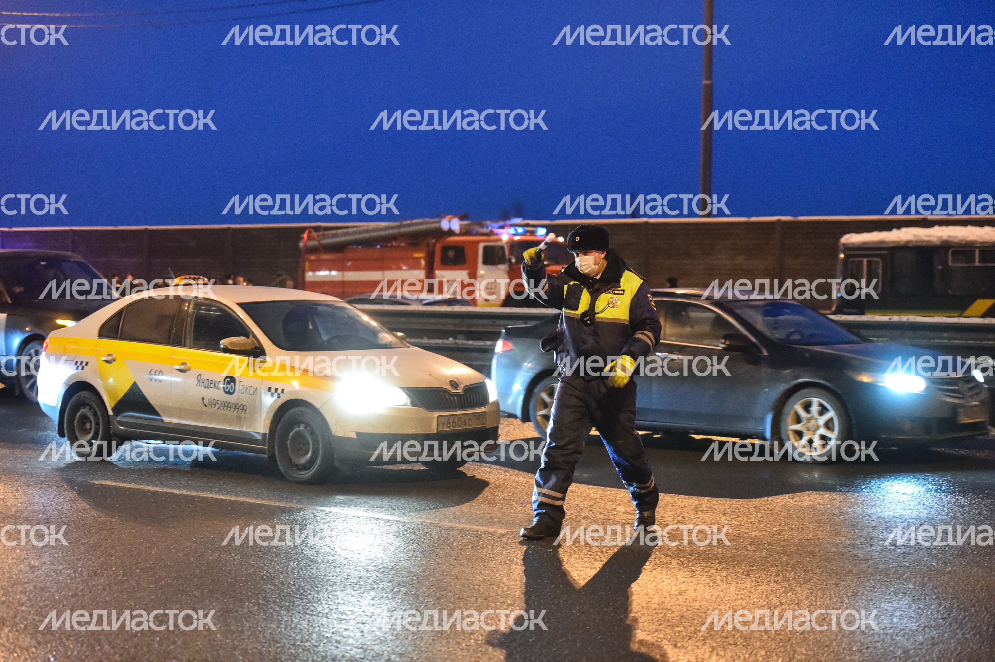 Кадры с места столкновения четырех автобусов и грузовика на Новорижском шоссе в Московской области