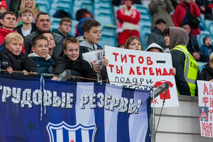 Зрители прощального футбольного матча Дениса Глушакова на «Арене Химки»