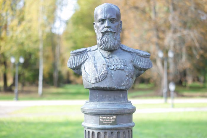 Бюст Александра Третьего в Аллее правителей в усадьбе Татищева под Солнечногорском