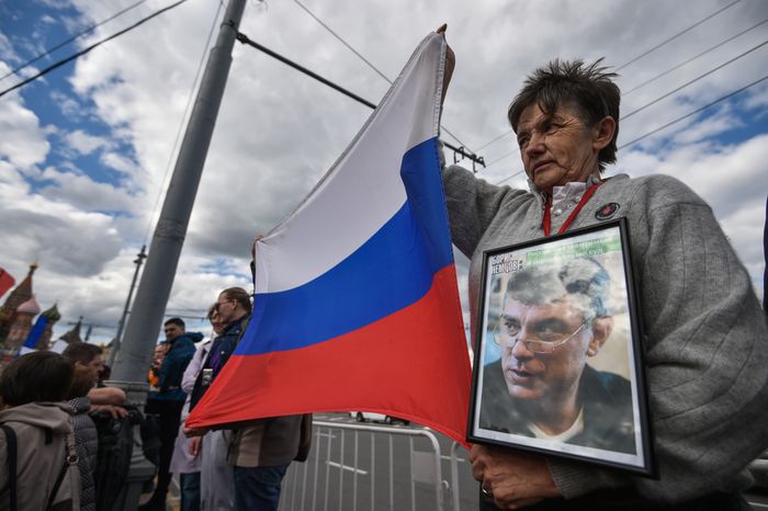 Возложение цветов к месту убийства Бориса Немцова в Москве