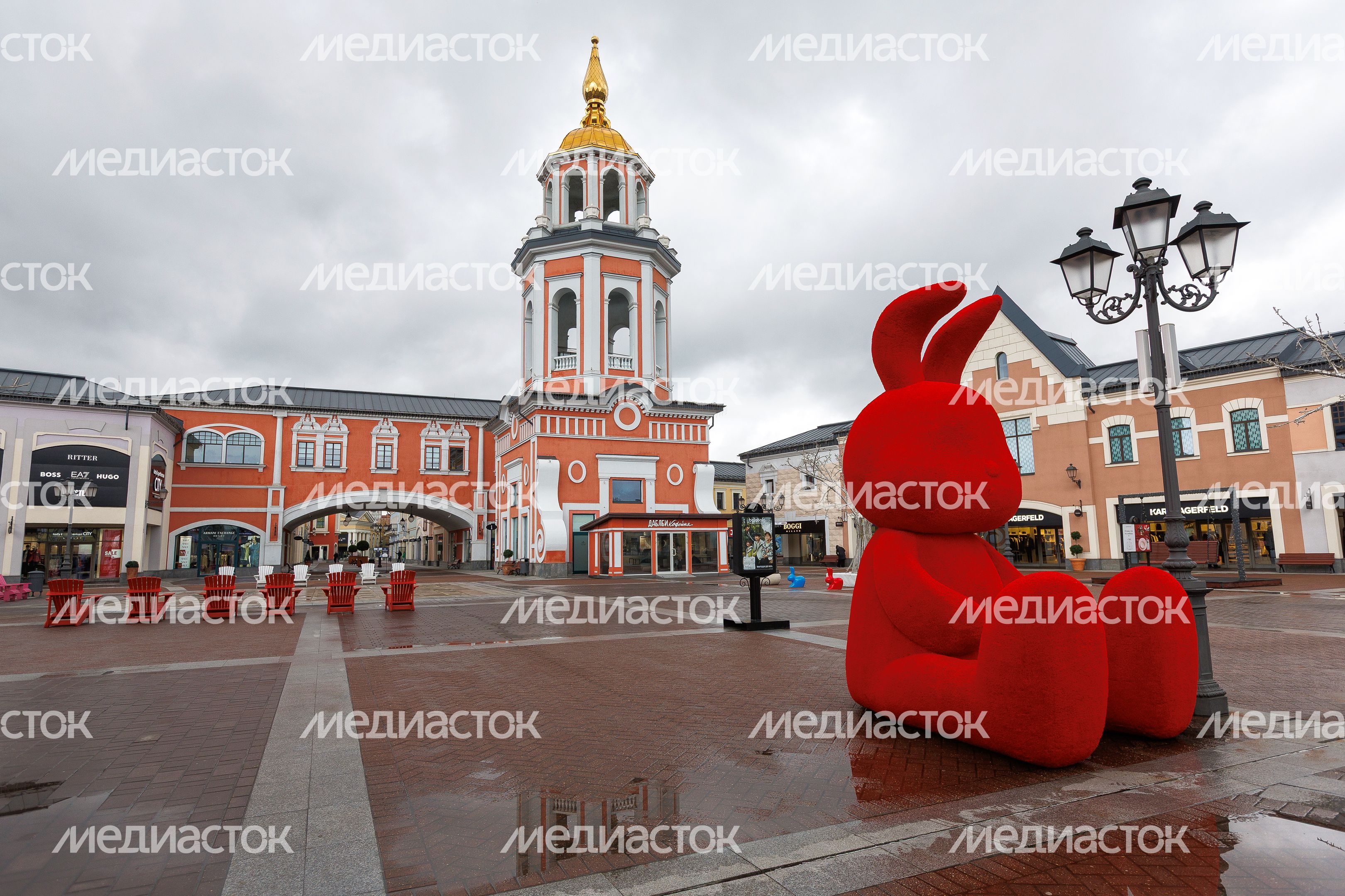 Торговый центр «Outlet Village Белая Дача» в Котельниках осенью Торговый центр «Outlet Village Белая Дача» в Котельниках осенью