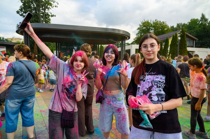 Фестиваль красок Holi Dance в Наташинском парке в Люберцах