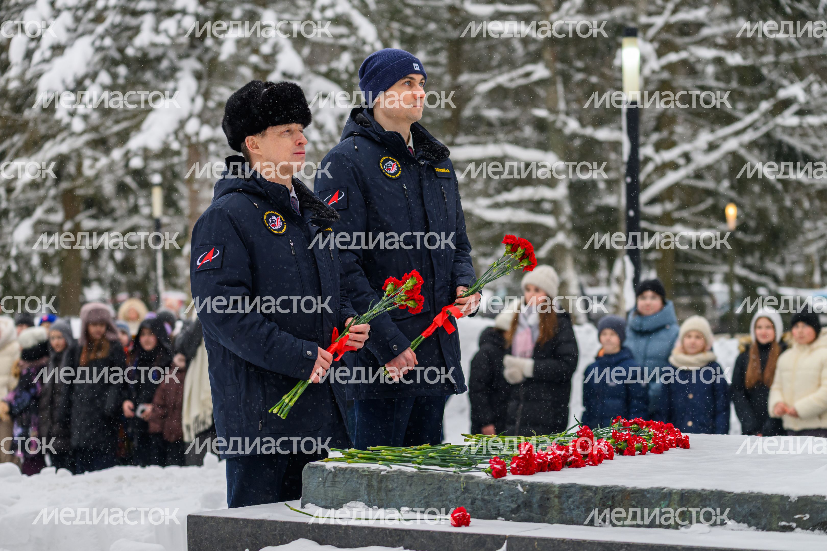Космонавты Сергей Рыжиков и Алексей Зубрицкий возложили цветы к памятнику Ю. Гагарина в Звездном городке