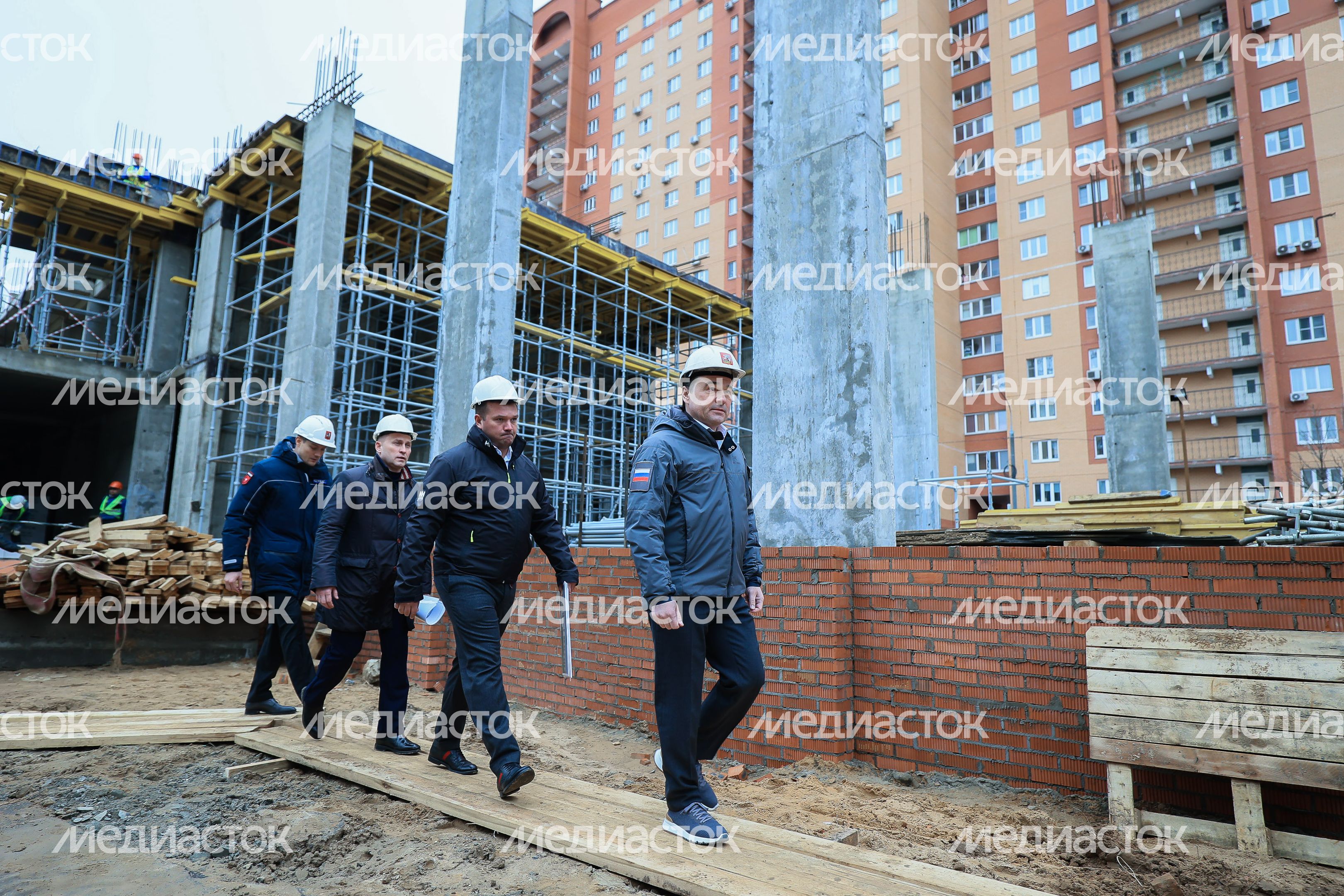 Проверка хода строительства пристройки к школе №14 в Долгопрудном Губернатором Подмосковья