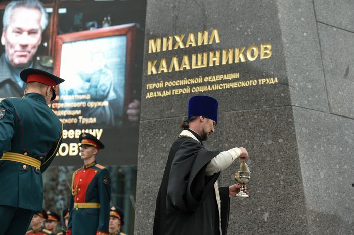 В Москве торжественно открыли памятник Михаилу Калашникову