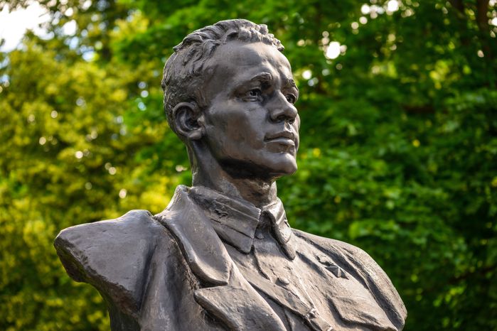 Памятник Виктору Талалихину в парке культуры и отдыха имени Виктора Талалихина в Подольске