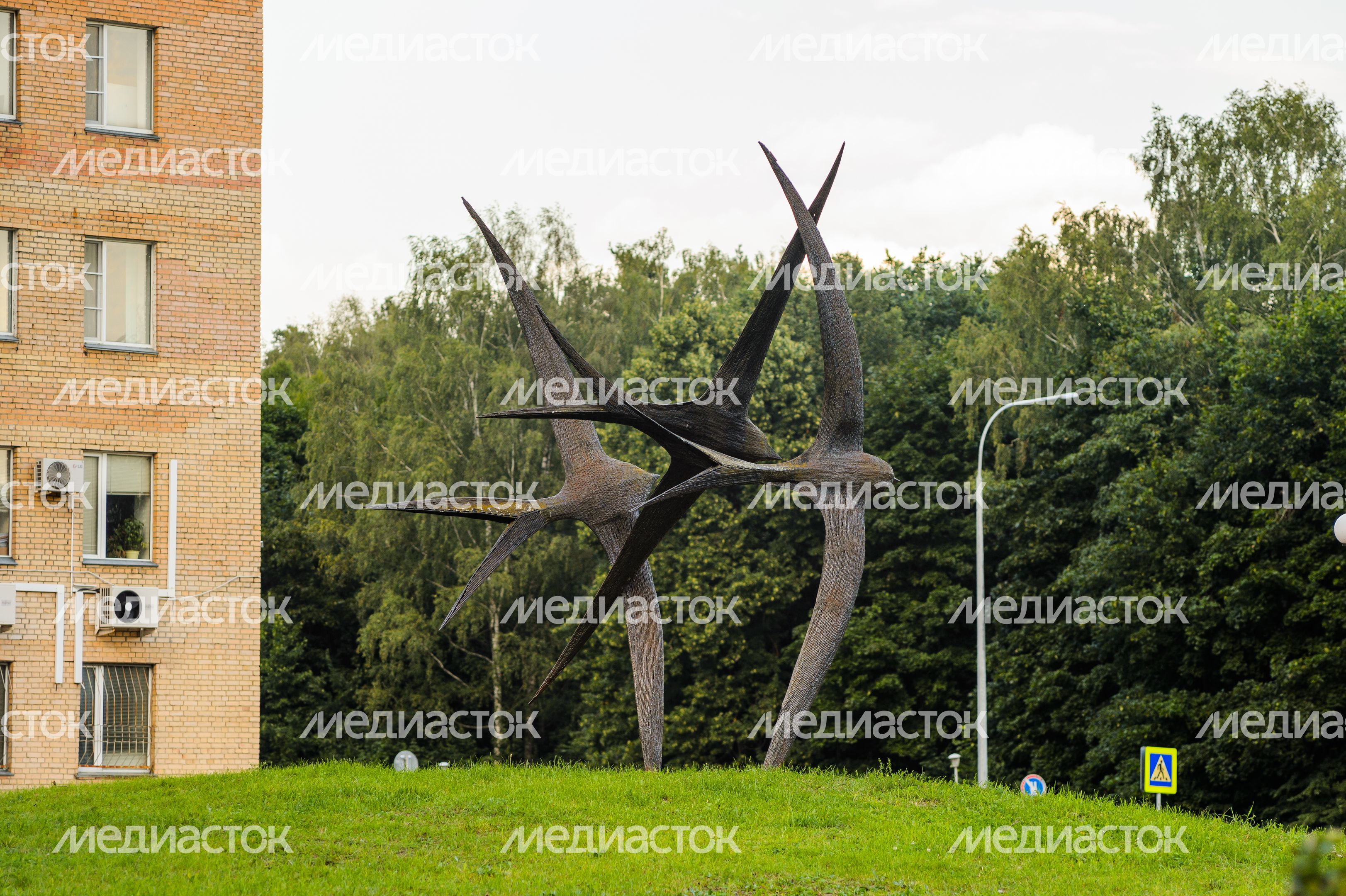 Черноголовка. Скульптура «Стрижи»