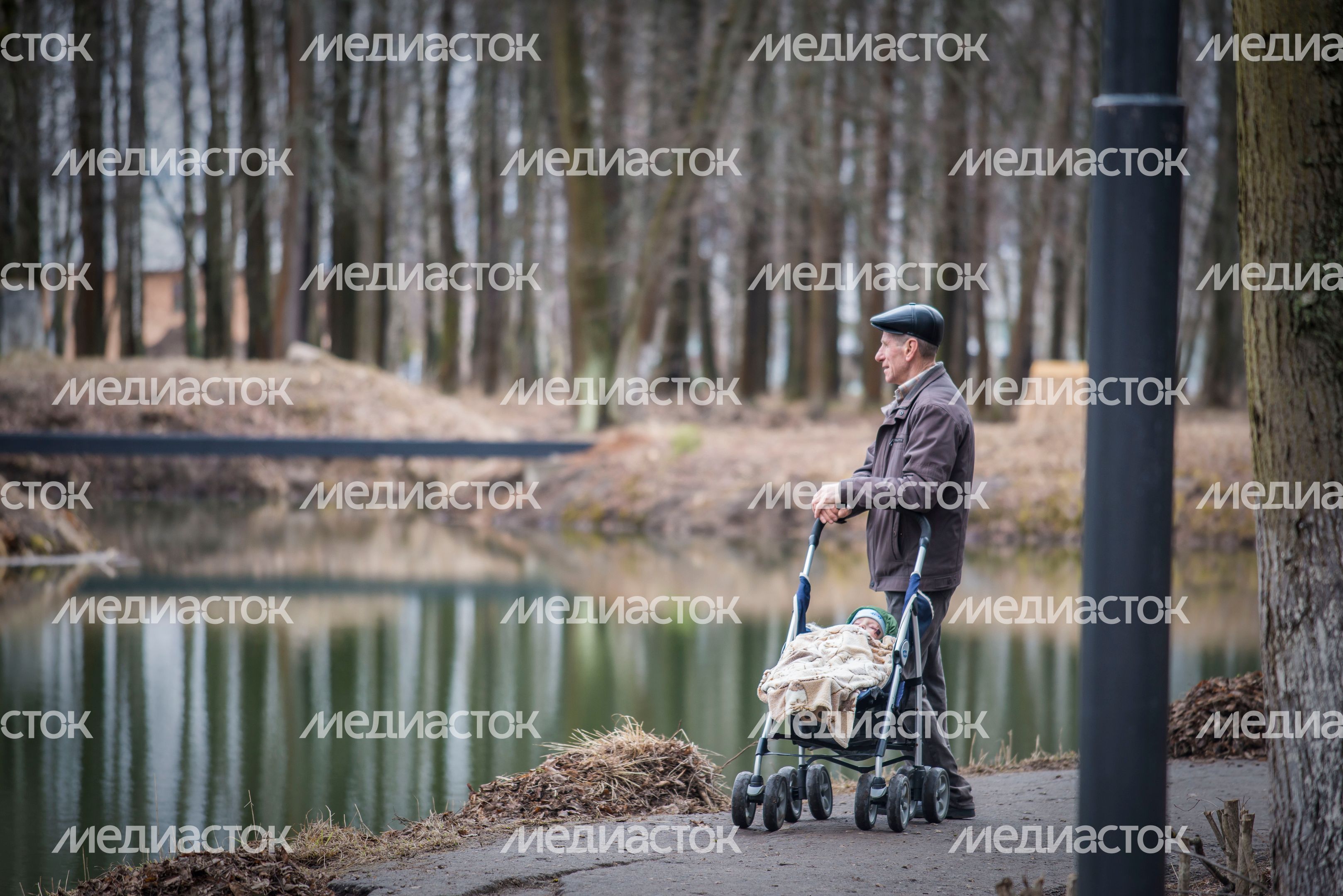 Мужчина с ребенком у пруда в Клину