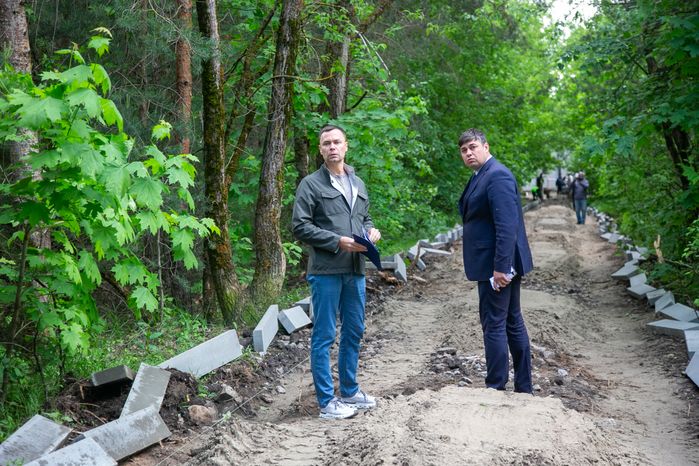Всеволод Волосевич оценил выполнение работ по благоустройству дворовых территорий и «народных троп»