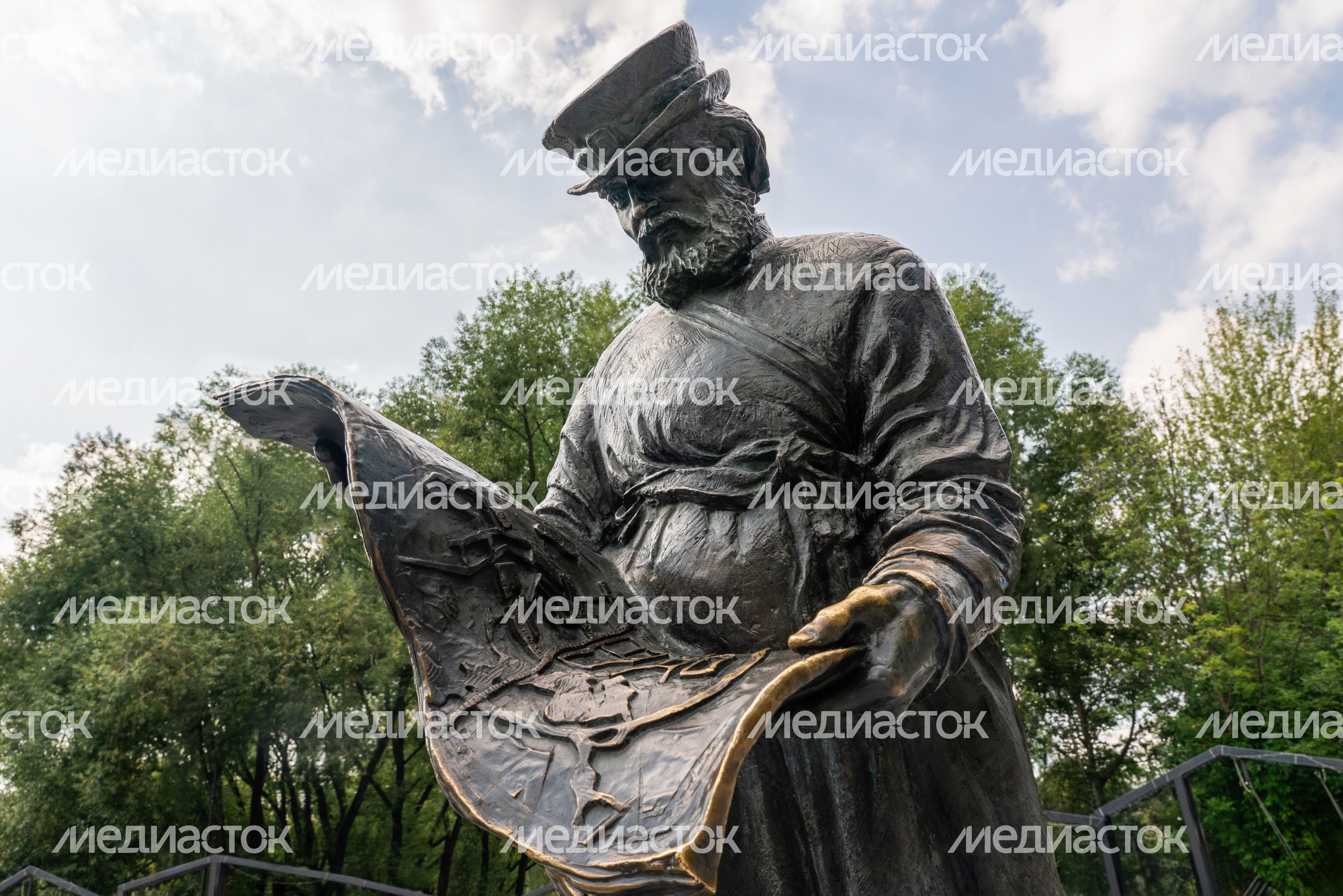 Бронзовый ямщик, рассматривающий карту местности, в Центральном парке культуры и отдыха в Долгопрудном Бронзовый ямщик, рассматривающий карту местности, в Центральном парке культуры и отдыха в Долгопрудном