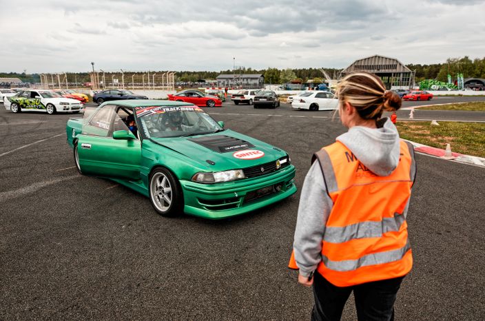 Гонка автомобилей на дрифт-фестивале скорости и драйва Drift Expo Track Mode 2025